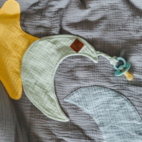Hi Little One przytulanka doudou z zapachem mamy z zawieszką na smoczek BIO bawełna MOON Baby Blue Hi Little One przytulanka doudou z zapachem mamy z zawieszką na smoczek BIO bawełna MOON Baby Blue