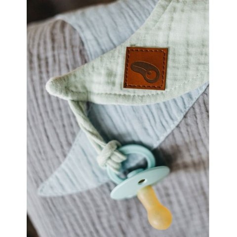 Hi Little One przytulanka doudou z zapachem mamy z zawieszką na smoczek BIO bawełna MOON Mint Hi Little One przytulanka doudou z zapachem mamy z zawieszką na smoczek BIO bawełna MOON Mint