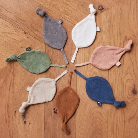 Jollein przytulanka dou dou z zawieszką na smoczek Listek LEAF Storm Grey Jollein przytulanka dou dou z zawieszką na smoczek Listek LEAF Storm Grey