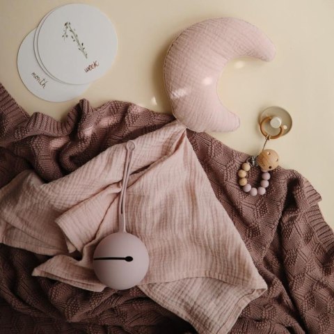 Mushie silikonowe etui pojemnik na smoczki Kula Ball Soft Lilac Mushie silikonowe etui pojemnik na smoczki Kula Ball Soft Lilac