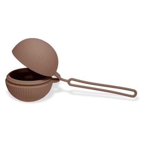 Nuuroo silikonowy pojemnik na smoczek hermetyczny Camille Chocolate Malt Nuuroo silikonowy pojemnik na smoczek hermetyczny Camille Chocolate Malt