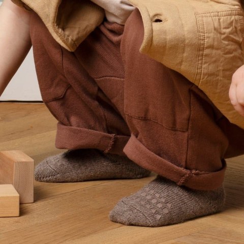 GoBabyGo antypoślizgowe skarpetki do nauki chodzenia ALPACA Walnut 6 m+ GoBabyGo antypoślizgowe skarpetki do nauki chodzenia ALPACA Walnut 6 m+