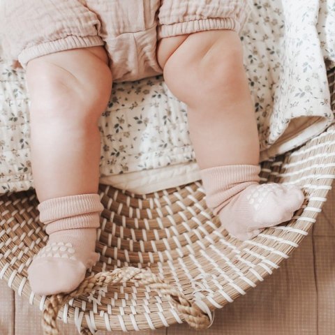 GoBabyGo antypoślizgowe skarpetki do nauki chodzenia BAMBOO Soft Pink 12 m+ GoBabyGo antypoślizgowe skarpetki do nauki chodzenia BAMBOO Soft Pink 12 m+