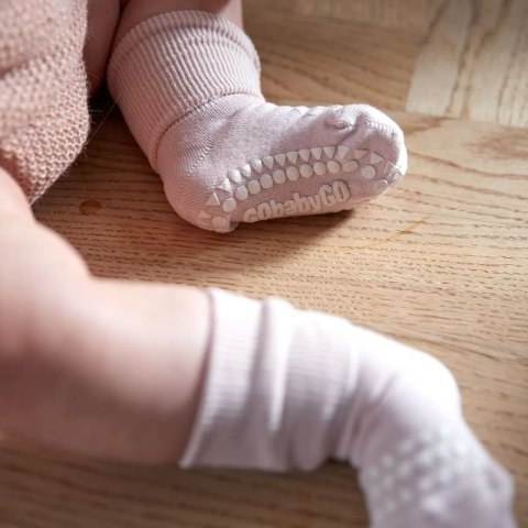 GoBabyGo antypoślizgowe skarpetki do nauki chodzenia BAMBOO Soft Pink 6 m+ GoBabyGo antypoślizgowe skarpetki do nauki chodzenia BAMBOO Soft Pink 6 m+