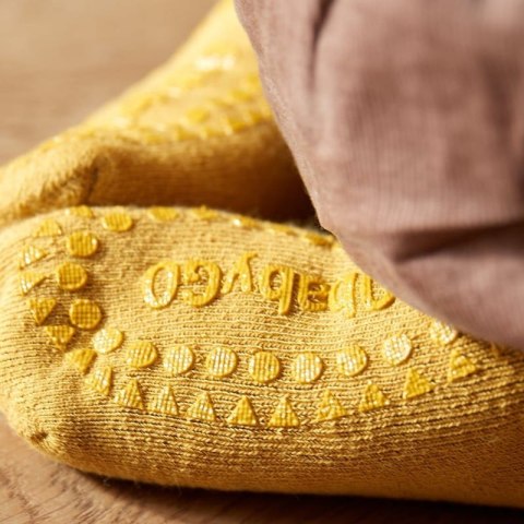 GoBabyGo antypoślizgowe skarpetki do nauki chodzenia Mustard 6 m+ GoBabyGo antypoślizgowe skarpetki do nauki chodzenia Mustard 6 m+