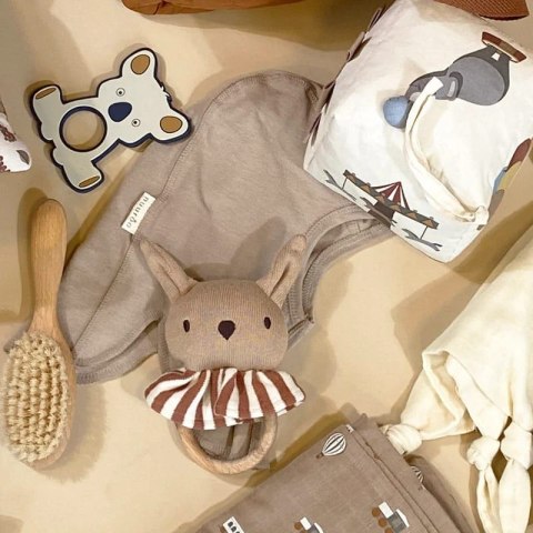 Nuuroo - grzechotka z bawełny organicznej Frey Light Brown Nuuroo - grzechotka z bawełny organicznej Frey Light Brown