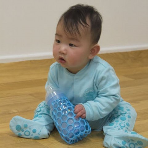 CogniKids Grip® osłonka uchwyt kognitywny do butelki SKY BLUE CogniKids Grip® osłonka uchwyt kognitywny do butelki SKY BLUE