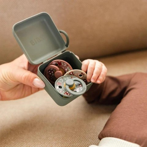 BIBS LIBERTY PACIFIER BOX CHAMOMILE LAWN PINE 2 w 1 etui do smoczków oraz pojemnik do sterylizacji smoczków BIBS LIBERTY PACIFIER BOX CHAMOMILE LAWN PINE 2 w 1 etui do smoczków oraz pojemnik do sterylizacji smoczków
