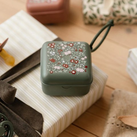 BIBS LIBERTY PACIFIER BOX CHAMOMILE LAWN PINE 2 w 1 etui do smoczków oraz pojemnik do sterylizacji smoczków BIBS LIBERTY PACIFIER BOX CHAMOMILE LAWN PINE 2 w 1 etui do smoczków oraz pojemnik do sterylizacji smoczków