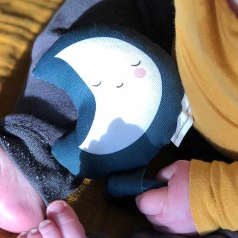 A Little Lovely Company - grzechotka z gryzakiem silikonowym MOON A Little Lovely Company - grzechotka z gryzakiem silikonowym MOON
