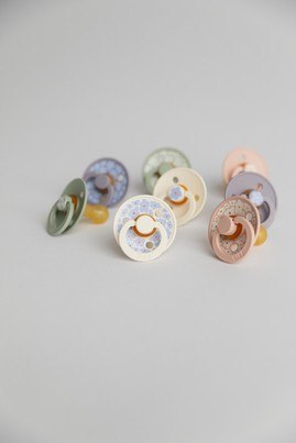 BIBS STUDIO COLOUR 2-PACK PIN IVORY & STEEL BLUE M Smoczek uspokajający kauczuk Hevea BIBS STUDIO COLOUR 2-PACK PIN IVORY & STEEL BLUE M Smoczek uspokajający kauczuk Hevea