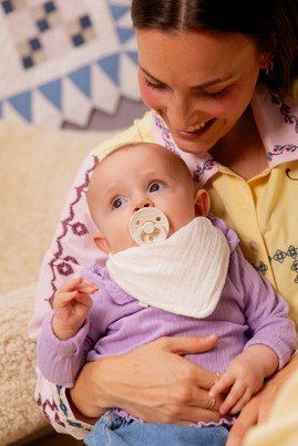 BIBS STUDIO COLOUR 2-PACK PIN IVORY & VANILLA M Smoczek uspokajający kauczuk Hevea BIBS STUDIO COLOUR 2-PACK PIN IVORY & VANILLA M Smoczek uspokajający kauczuk Hevea