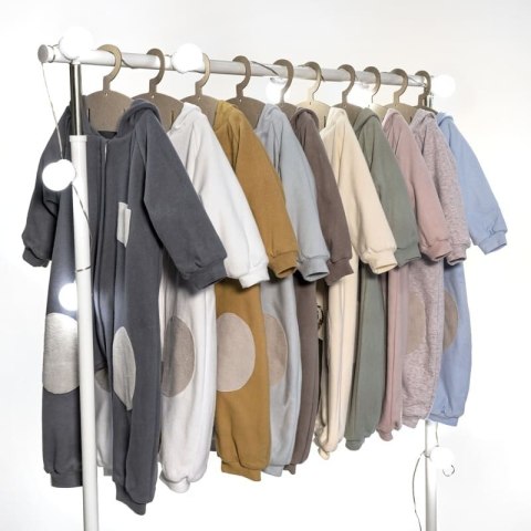 Hi Little One kombinezon całoroczny z kapturem TOG 2,0 OverSize BOHO Iron roz M Pom Pom Hi Little One kombinezon całoroczny z kapturem TOG 2,0 OverSize BOHO Iron roz M Pom Pom