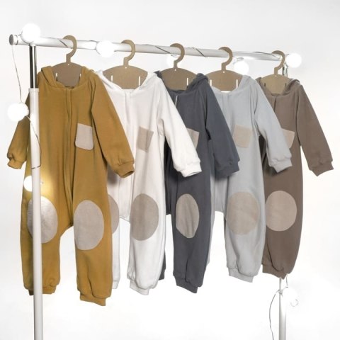 Hi Little One kombinezon całoroczny z kapturem TOG 2,0 OverSize BOHO Sage roz L Pom Pom Hi Little One kombinezon całoroczny z kapturem TOG 2,0 OverSize BOHO Sage roz L Pom Pom