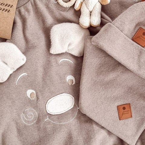 Hi Little One rampers niemowlęcy MIŚ OverSize BOHO Caffe Latte roz M Pom Pom Hi Little One rampers niemowlęcy MIŚ OverSize BOHO Caffe Latte roz M Pom Pom