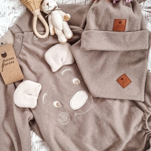 Hi Little One rampers niemowlęcy MIŚ OverSize BOHO Caffe Latte roz M Pom Pom Hi Little One rampers niemowlęcy MIŚ OverSize BOHO Caffe Latte roz M Pom Pom