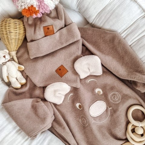 Hi Little One rampers niemowlęcy MIŚ OverSize BOHO Caffe Latte roz M Pom Pom Hi Little One rampers niemowlęcy MIŚ OverSize BOHO Caffe Latte roz M Pom Pom