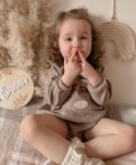 Hi Little One rampers niemowlęcy MIŚ OverSize BOHO Caffe Latte roz M Pom Pom Hi Little One rampers niemowlęcy MIŚ OverSize BOHO Caffe Latte roz M Pom Pom