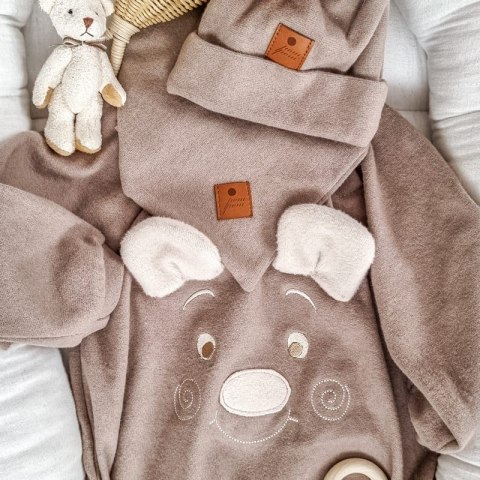 Hi Little One rampers niemowlęcy MIŚ OverSize BOHO Caffe Latte roz S Pom Pom Hi Little One rampers niemowlęcy MIŚ OverSize BOHO Caffe Latte roz S Pom Pom