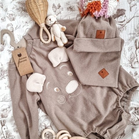 Hi Little One rampers niemowlęcy MIŚ OverSize BOHO Caffe Latte roz S Pom Pom Hi Little One rampers niemowlęcy MIŚ OverSize BOHO Caffe Latte roz S Pom Pom