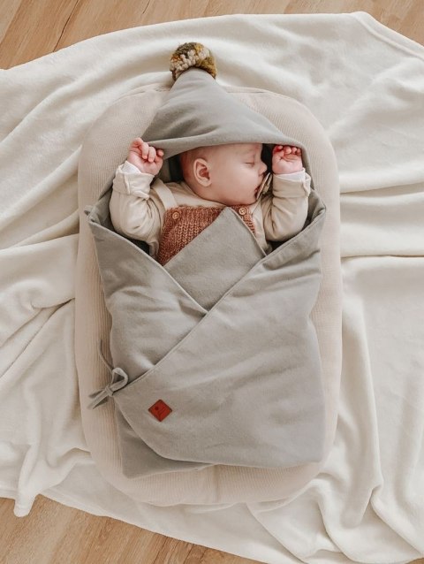 Hi Little One kocyk/otulacz z kapturem do fotelika samochodowego ALPACA BOHO White/Green Pom Pom Hi Little One kocyk/otulacz z kapturem do fotelika samochodowego ALPACA BOHO White/Green Pom Pom