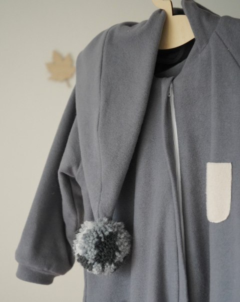 Hi Little One kombinezon całoroczny z kapturem TOG 2,0 OverSize BOHO Blue roz S Pom Pom Hi Little One kombinezon całoroczny z kapturem TOG 2,0 OverSize BOHO Blue roz S Pom Pom