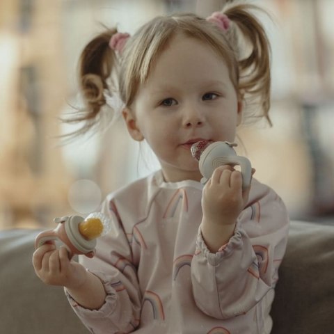 Hi Little One śliniak fartuszek z kieszonką wodoodporny RAINBOW muumee Hi Little One śliniak fartuszek z kieszonką wodoodporny RAINBOW muumee