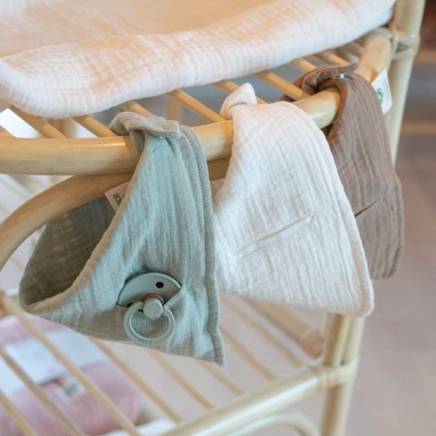 BIBS BANDANA BIB IVORY bandanka śliniak z kieszonką na smoczek 100% organic cotton BIBS BANDANA BIB IVORY bandanka śliniak z kieszonką na smoczek 100% organic cotton