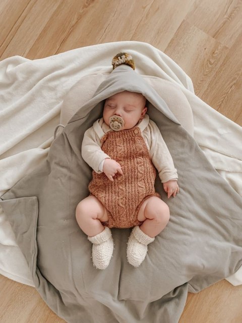 Hi Little One kocyk/otulacz z kapturem do fotelika samochodowego ALPACA BOHO Cafe Latte/Blush Pom Pom Hi Little One kocyk/otulacz z kapturem do fotelika samochodowego ALPACA BOHO Cafe Latte/Blush Pom Pom