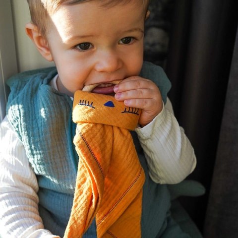 Hi Little One - Przytulanka dou dou z gryzakiem SLEEPY BUNNY z organicznej BIO bawełny Strawberry Hi Little One - Przytulanka dou dou z gryzakiem SLEEPY BUNNY z organicznej BIO bawełny Strawberry