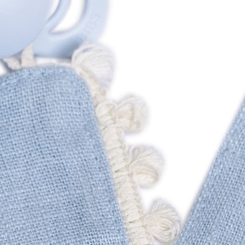 Hi Little One zawieszka do smoczka BOHO LEO Light Blue Pom Pom Hi Little One zawieszka do smoczka BOHO LEO Light Blue Pom Pom