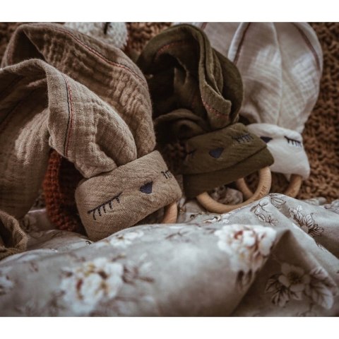 Hi Little One - Przytulanka dou dou z gryzakiem SLEEPY BUNNY z organicznej BIO bawełny Dark Oak Light Hi Little One - Przytulanka dou dou z gryzakiem SLEEPY BUNNY z organicznej BIO bawełny Dark Oak Light