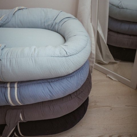 Hi Little One kokon gniazdko dla Noworodka z organicznego oddychającego BIO muślinu Baby Blue Hi Little One kokon gniazdko dla Noworodka z organicznego oddychającego BIO muślinu Baby Blue