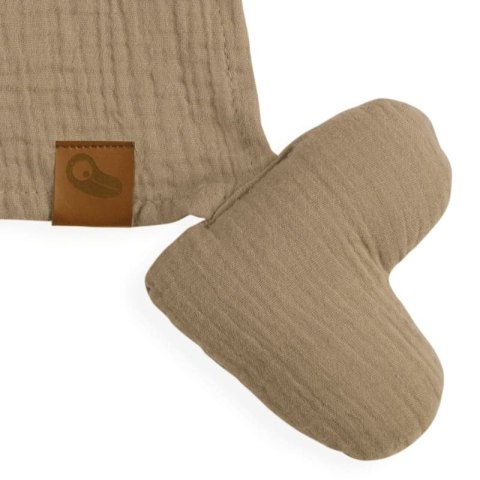 Hi Little One pieluszka, przytulanka doudou z zawieszką na smoczek BIO muślin HEART Beige Hi Little One pieluszka, przytulanka doudou z zawieszką na smoczek BIO muślin HEART Beige