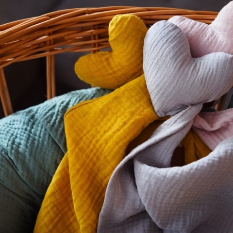 Hi Little One pieluszka, przytulanka doudou z zawieszką na smoczek BIO muślin HEART Mustard Hi Little One pieluszka, przytulanka doudou z zawieszką na smoczek BIO muślin HEART Mustard