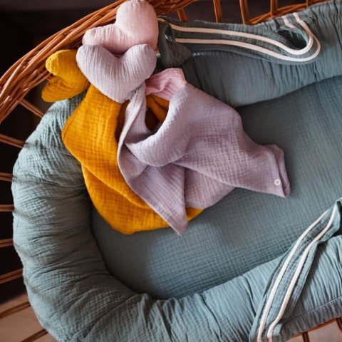 Hi Little One pieluszka, przytulanka doudou z zawieszką na smoczek BIO muślin HEART Salmon Hi Little One pieluszka, przytulanka doudou z zawieszką na smoczek BIO muślin HEART Salmon