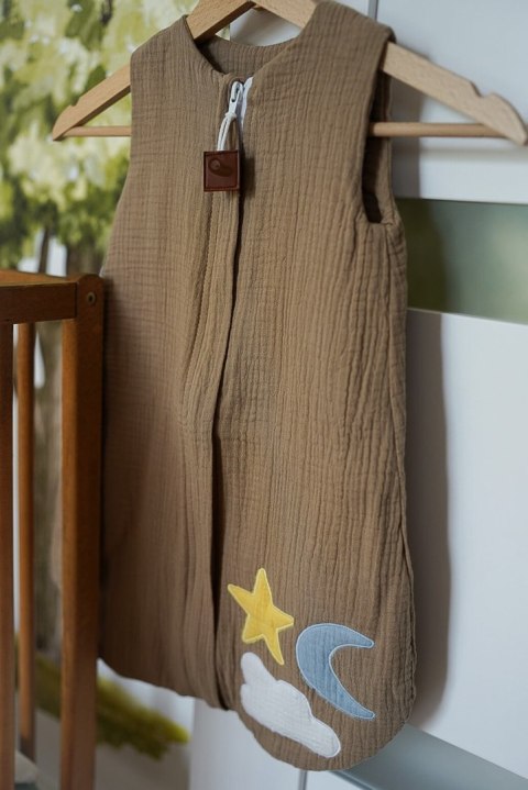 Hi Little One śpiworek do spania dla Niemowlaka TOG 1,0 BIO muślin DAY & NIGHT Beige M Hi Little One śpiworek do spania dla Niemowlaka TOG 1,0 BIO muślin DAY & NIGHT Beige M