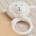 Jollein gryzakiem silikonowym z grzechotką Owieczka LAMB FARM Jollein gryzakiem silikonowym z grzechotką Owieczka LAMB FARM